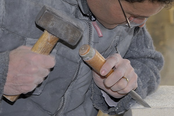 Tailleur de pierre - Marbrier en plein travail Tailleur de pierre - Marbrier au travail