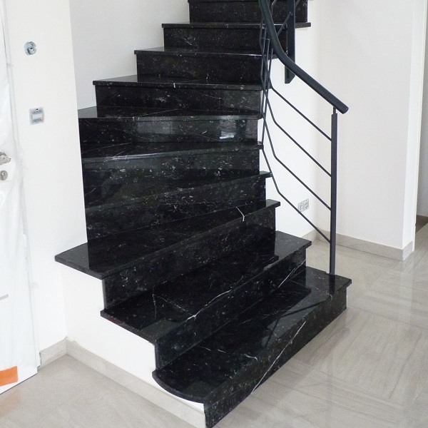 Escalier quart tournant en marbre noir